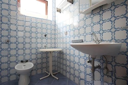 ein Bad mit einem Waschbecken und einem WC in der Unterkunft Apartments House Vukelić in Crikvenica