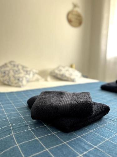 - une serviette noire sur le lit dans l'établissement Appart T2 au Racou, à Le Racou