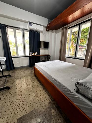 レガスピにあるCasita de Gloria Hometelのベッドルーム1室(ベッド1台、デスク、窓付)
