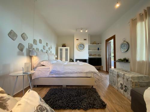 Sea front Villa Myratにあるベッド