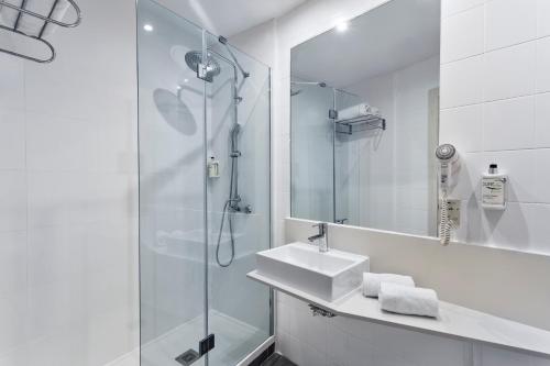 biała łazienka z umywalką i prysznicem w obiekcie B&B HOTEL Valencia Ciudad de las Ciencias w Walencji