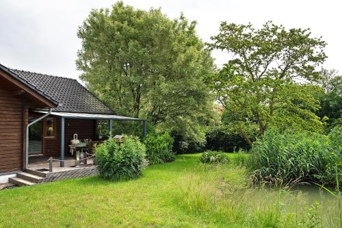 a house with a porch and a yard at Entenhaus in Hilgendorf