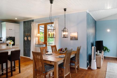 a kitchen and dining room with a table and chairs at Entenhaus in Hilgendorf