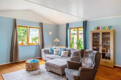 a living room with a couch and a chair at Entenhaus in Hilgendorf