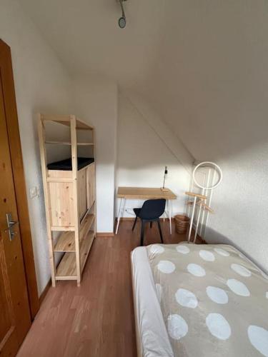 a bedroom with a bed and a desk and a table at Dein Haus für den Zürich-Trip! in Adliswil