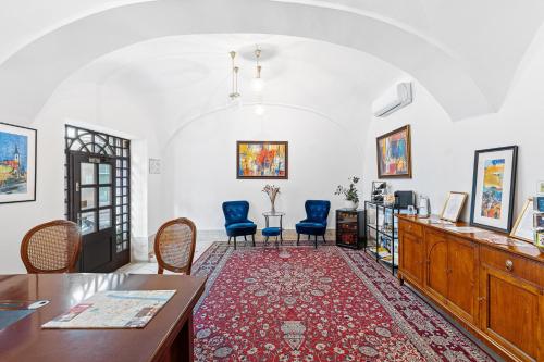 een woonkamer met blauwe stoelen en een tafel bij BlueBell Hotel in Bratislava
