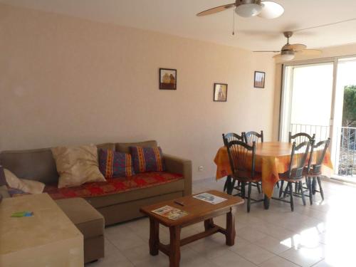 un salon avec un canapé et une table dans l'établissement Appartement 2 pièces familial avec parking privé, proche lac et plage - La Grande Motte - FR-1-328-91, à La Grande Motte