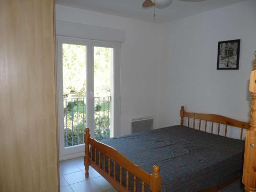 une chambre avec un lit et une grande fenêtre dans l'établissement Appartement 2 pièces familial avec parking privé, proche lac et plage - La Grande Motte - FR-1-328-91, à La Grande Motte