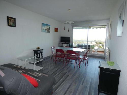 un salon avec une table et des chaises et un lit dans l'établissement Appartement 2 Pièces Cabine, Front de Mer, Parking, 4 Pers - FR-1-328-169, à La Grande Motte