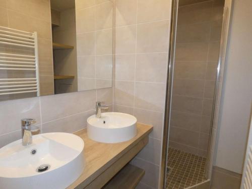 une salle de bain avec un lavabo et une douche dans l'établissement 2 pièces cabine à La Grande Motte avec piscine et garage - FR-1-328-170, à La Grande Motte