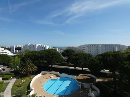 - une vue sur la piscine depuis un bâtiment dans l'établissement 2 pièces cabine à La Grande Motte avec piscine et garage - FR-1-328-170, à La Grande Motte