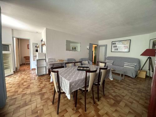 un salon avec une table et des chaises dans l'établissement Spacieux T3 au Centre de La Grande-Motte, 500m Plage, Parking Privé - FR-1-328-139, à La Grande Motte