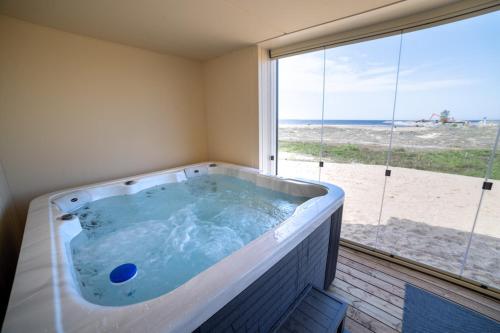 - un bain à remous dans une chambre avec vue sur la plage dans l'établissement Marina Resort C1, à Kalajoki
