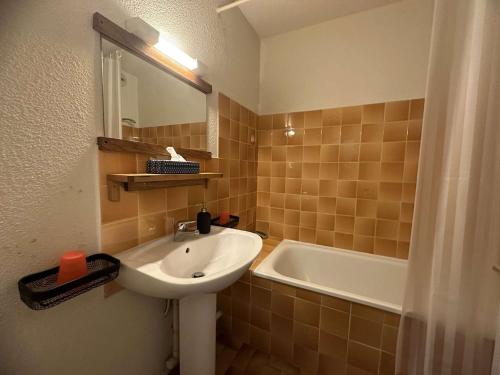 une salle de bain avec un lavabo et une baignoire dans l'établissement Spacieux T3 au Centre de La Grande-Motte, 500m Plage, Parking Privé - FR-1-328-139, à La Grande Motte