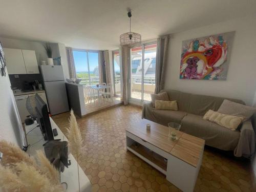 un salon avec un canapé et une table dans l'établissement Appartement 2 pièces cabine avec garage, à 300m de la plage, 6 personnes, La Grande Motte - FR-1-328-138, à La Grande Motte
