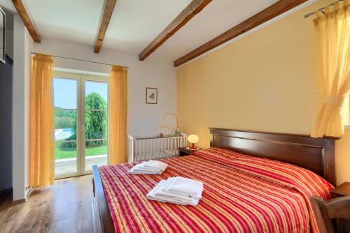 Postel nebo postele na pokoji v ubytování Rustic villa Stancija Martina with pool in Tinjan