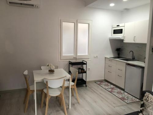 Kuchyň nebo kuchyňský kout v ubytování Àtico lumineux à 10 min du centre ville