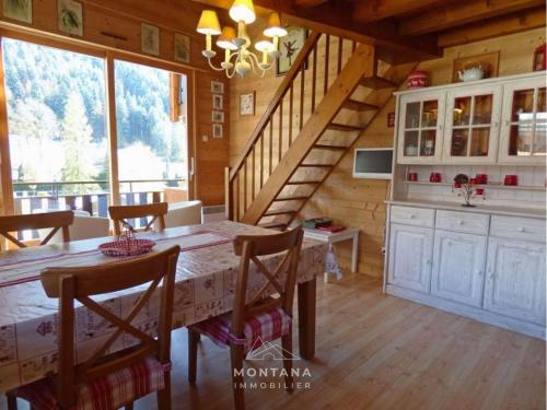une cuisine et une salle à manger avec une table dans une cabine dans l'établissement Charmant appart. 70m², 2 chambres, mezzanine, balcon sud, garage, près commerces, navettes - FR-1-458-110, au Grand-Bornand