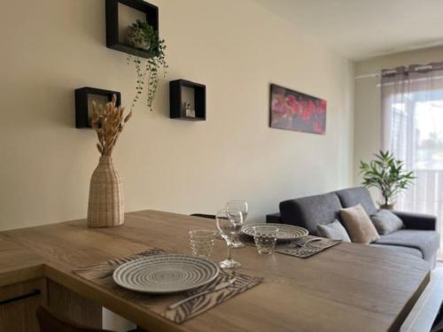 un salon avec une table et un canapé dans l'établissement Cabane la Luna 400m Ocean et forêt Cosy Confort, à Mimizan