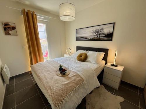 - une chambre avec un lit avec un chat dans l'établissement Cabane la Luna 400m Ocean et forêt Cosy Confort, à Mimizan