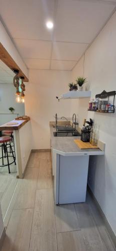 - une cuisine avec un comptoir et une table dans une pièce dans l'établissement Marciac cœur de jazz, à Marciac