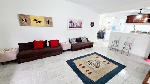 un salon avec deux canapés et une cuisine dans l'établissement Cantinho da Cake, à Araruama