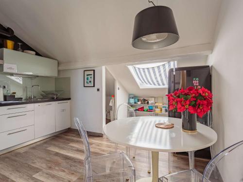 Photo de la galerie de l'établissement Charmant appartement 1 chambre avec mezzanine à 800m de la plage et près des commerces, Wi-Fi gratuit - FR-1-3-599, à Biarritz