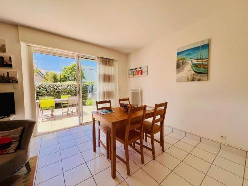 Photo de la galerie de l'établissement Maison rénovée 63m² près Port-Haliguen, plage et centre-ville - 4 pers, jardin, parking, équipements complets - FR-1-478-292, à Quiberon