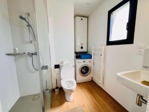 La salle de bains est pourvue de toilettes et d'un lave-linge. dans l'établissement Quiberon - Maison T2 rénovée avec jardin clos, proche plages & commerces, parking, WIFI - FR-1-478-285, à Quiberon