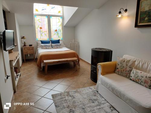 Una sala de estar con un sofá y una ventana. en Chalet vacacional, en El Puerto de Santa María