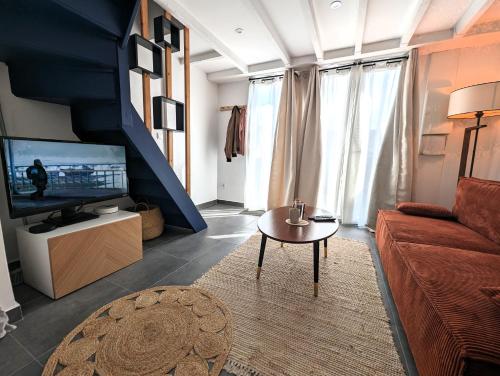 TV a/nebo společenská místnost v ubytování Cozy House - 15 min Disneyland - 2 Parkings - Fibre