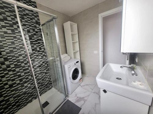 A bathroom at New big flat with balcony 50mts away from beach Parking Optional
