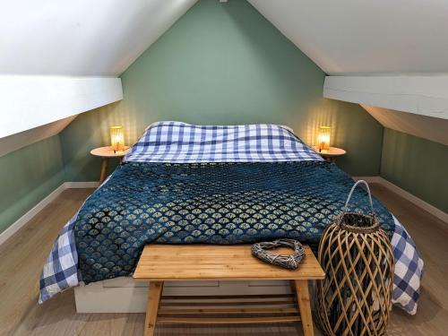 une chambre avec un lit et une table en bois dans l'établissement Cozy House - 15 min Disneyland - 2 Parkings - Fibre, à Nanteuil-lès-Meaux