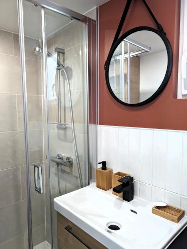 une salle de bain avec un lavabo et une douche dans l'établissement Cozy House - 15 min Disneyland - 2 Parkings - Fibre, à Nanteuil-lès-Meaux