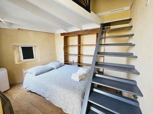 een slaapkamer met een ladder naast een bed bij Gîte "La Cachette"- Mirmande - in Mirmande
