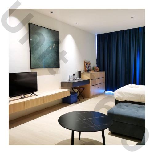 TV i/ili multimedijalni sistem u objektu Take 3 Roxy Sematan Beach Apartment " Enjoy - Rest - Relax "