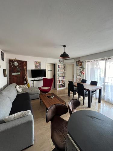 Fotografia z galérie ubytovania Superbe Appartement 2 chambres terrasse 4 à 6 couchages piscine à deux pas des plages et du centre ville v Cannes