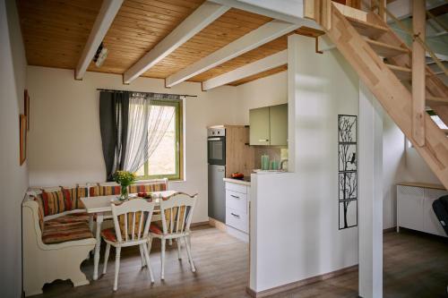 een keuken en eetkamer met een tafel en stoelen bij Kantor Village am Millstätter See - Boutique-Chalets und Lodges in Millstatt