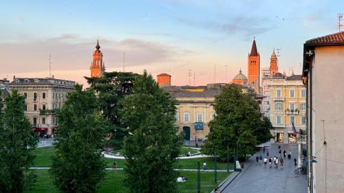 vistas a una ciudad con edificios y árboles en Il Borgo appartamento Luca en Parma