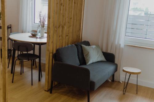 SohrenにあるFerienhaus "Homely House" - No 1の椅子とテーブルのあるリビングルーム