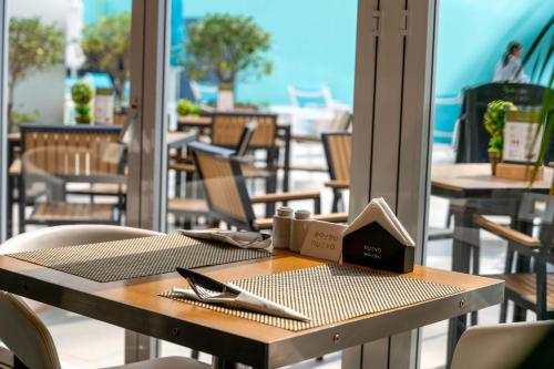 Restaurant ou autre lieu de restauration dans l'établissement Premier Inn Abu Dhabi Capital Centre