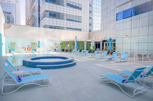 Piscine de l'établissement Premier Inn Abu Dhabi Capital Centre ou située à proximité