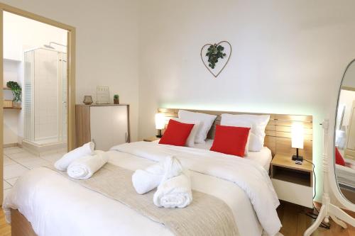 - une chambre avec 2 serviettes blanches sur un lit dans l'établissement Le Scarlett Nîmois, à Nîmes