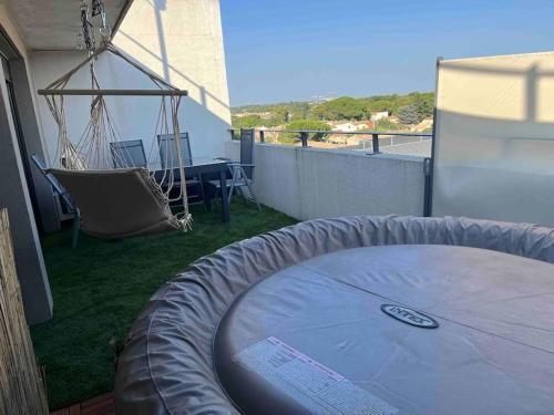 Elle offre une vue sur une terrasse avec une table et une tente. dans l'établissement Superbe studio avec Jacuzzi a Montpellier pres d arene, à Montpellier