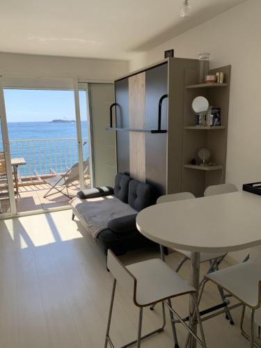 un salon avec un canapé et une table dans l'établissement Les pieds dans l'eau, à Sanary-sur-Mer