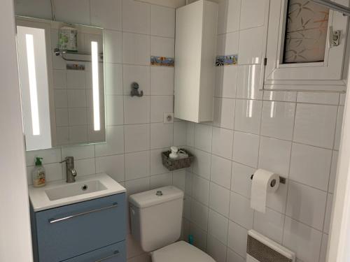 une petite salle de bain avec toilettes et lavabo dans l'établissement Les pieds dans l'eau, à Sanary-sur-Mer