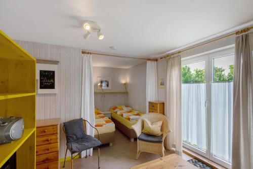 a small room with a bed and a bed and a window at Möve Aba Bungalow 65 in Rerik