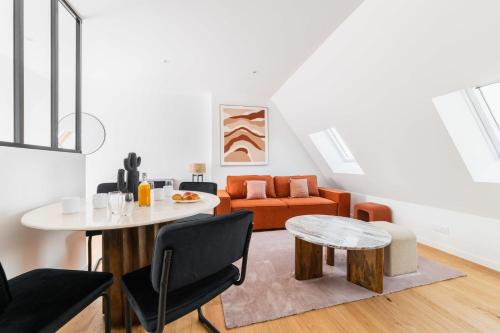 un salon avec une table et un canapé dans l'établissement 2 pieces refait a neuf dernier etage - Paris 19 - 4P - FLAT-GUEST, à Paris