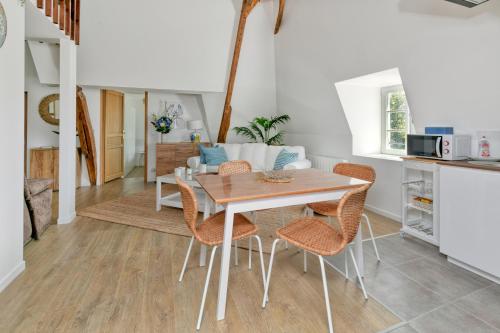 une cuisine et une salle à manger avec une table et des chaises dans l'établissement Martin - Appartement Le Croisic, au Croisic