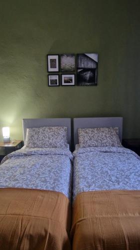 two beds sitting next to each other in a bedroom at villetta con giardino privato in Cremia